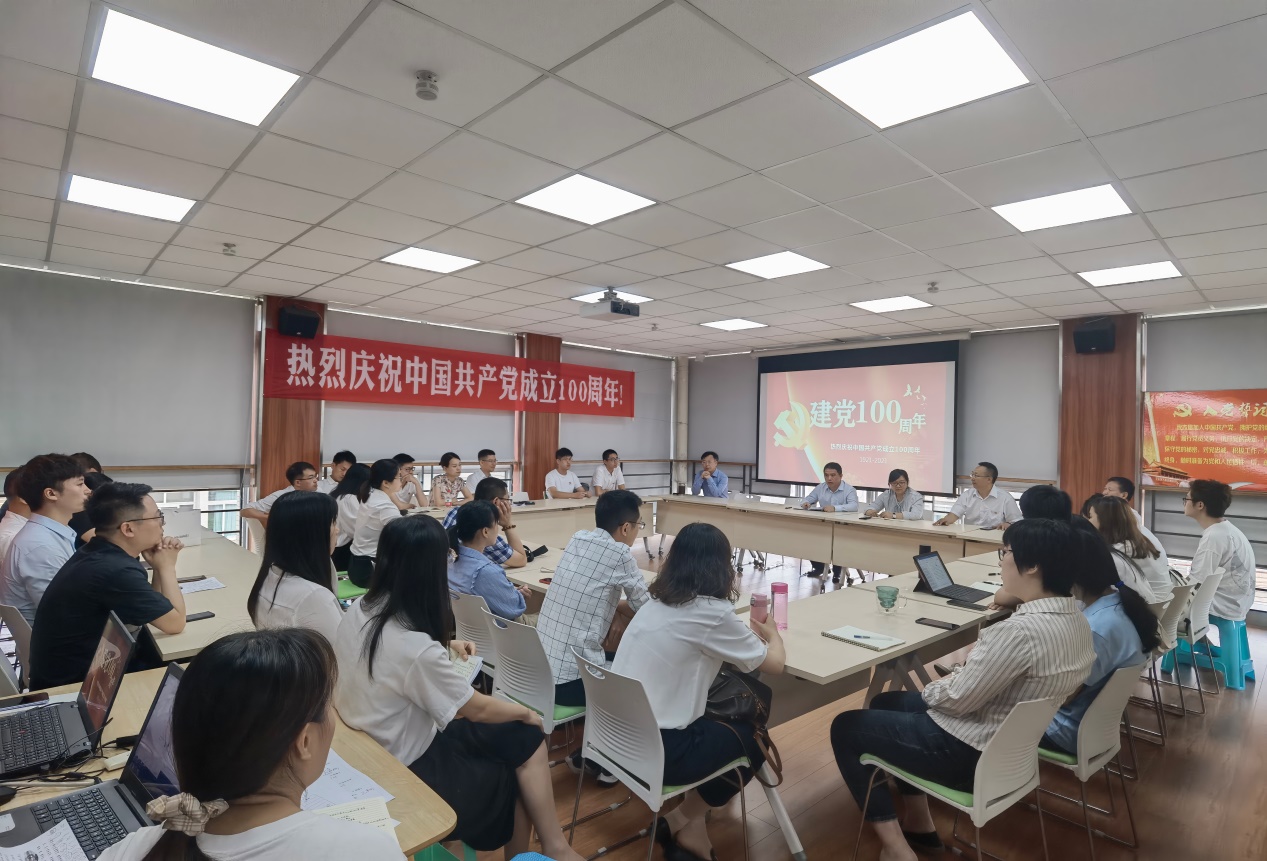 新澳彩官网
师生开展深入学习贯彻习近平总书记在庆祝中国共产党成立100周年大会上的重要讲话精神座谈会