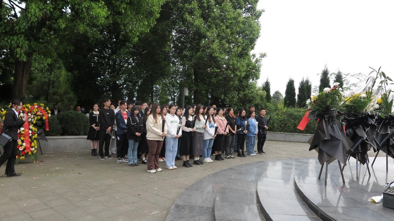 春光可见·生命可爱—新澳门彩
学生清明扫墓活动