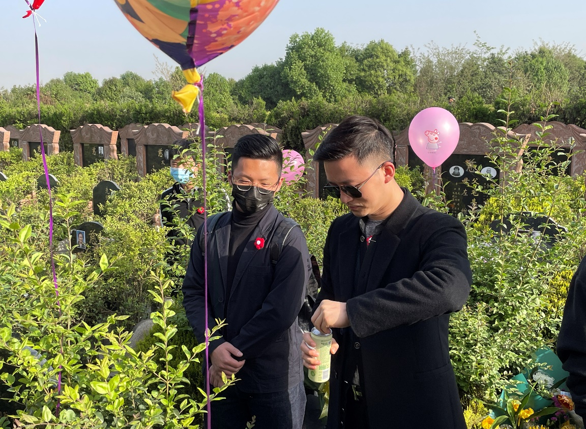 新澳彩官网
老师带领学生参加死亡生命教育活动