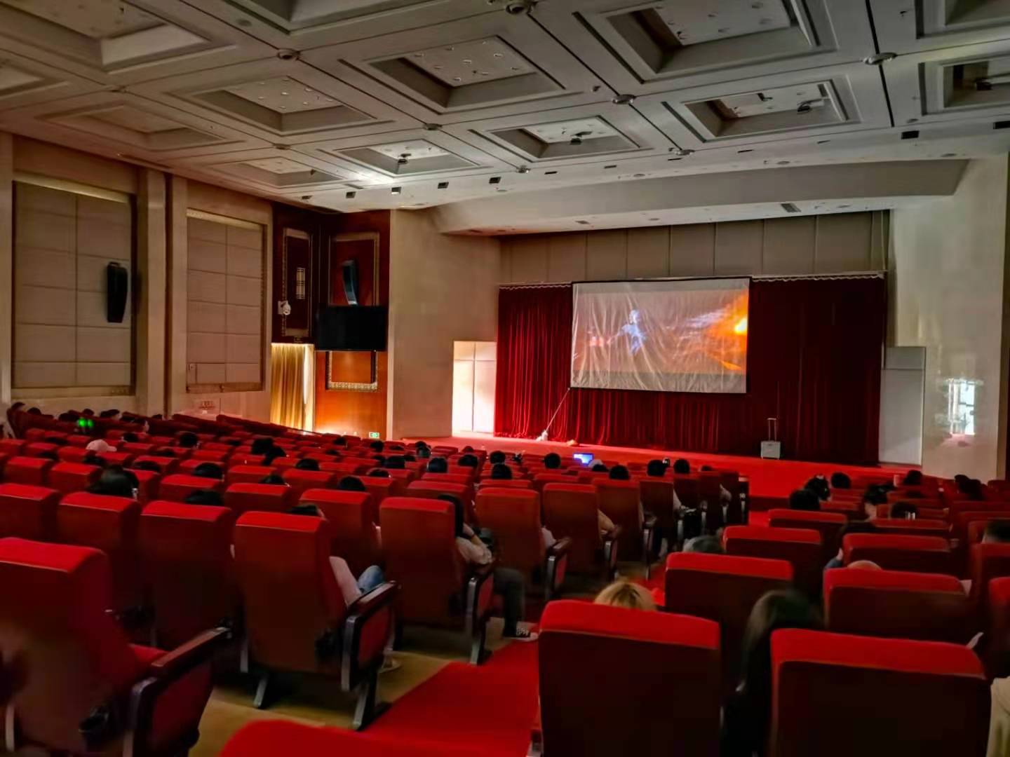 新澳彩官网
组织师生共同观看电影《红色土司》