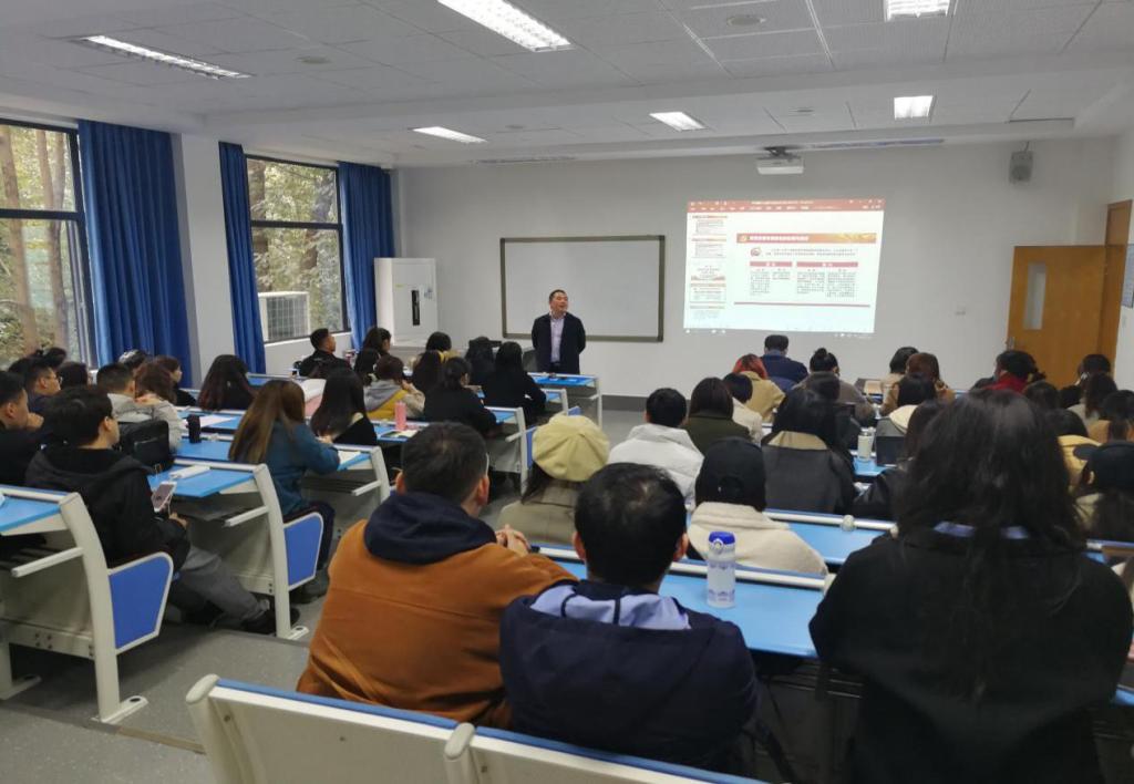 新澳门彩
副院长邓湘树为师生讲授思想政治理论专题课