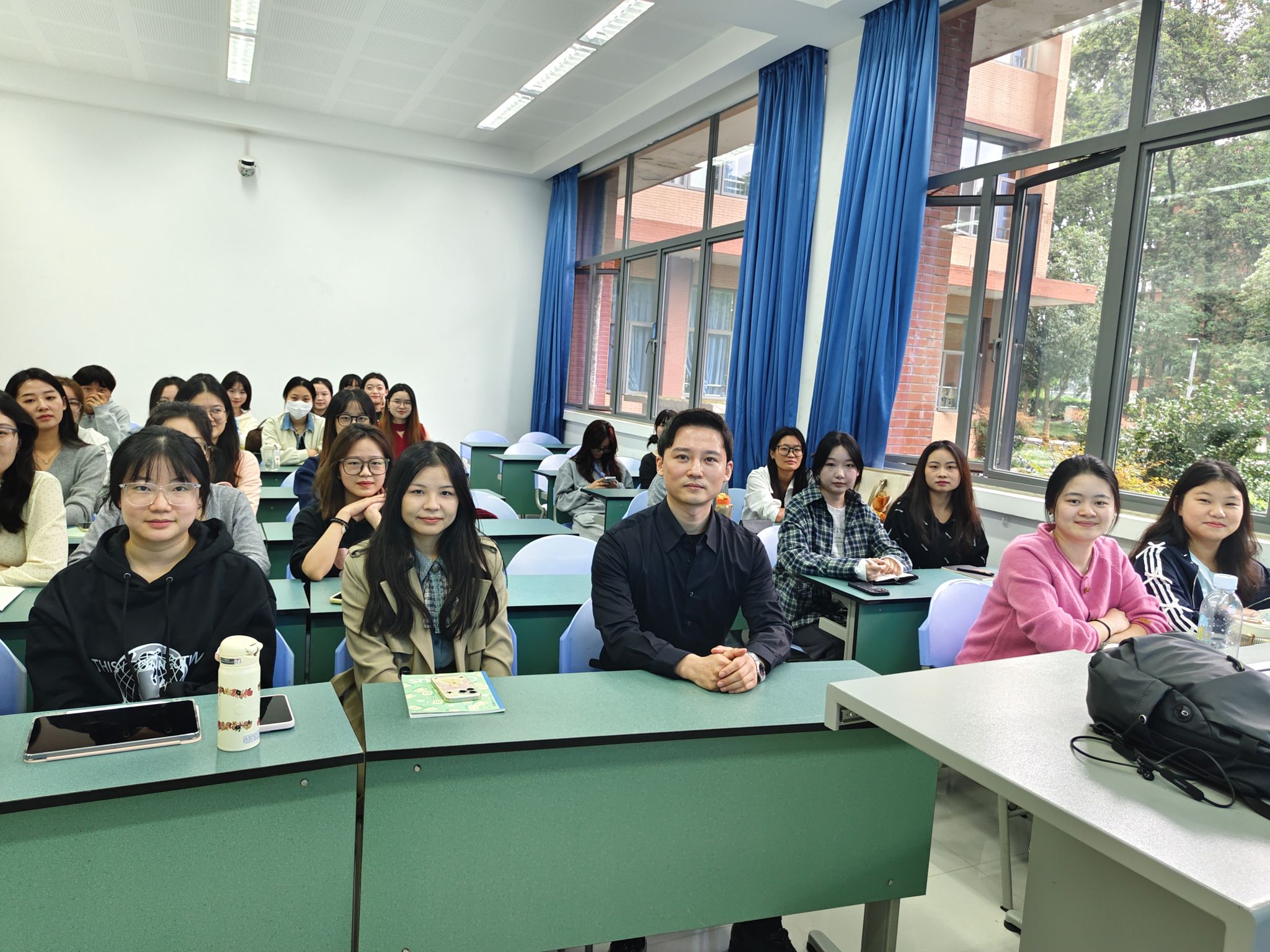 新澳彩官网
何龙韬副教授开展“2024年学术节”专题讲座——“研究型案例的撰写——深化案例研究，讲好中国故事”